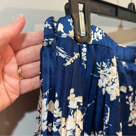 New with tags (NWT) Abercrombie & Fitch Women's Satin Pleated Tiered Maxi Skirt - Picture 7 of 7